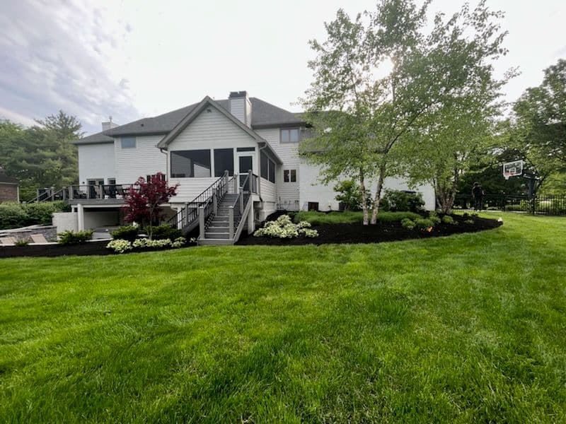 Gallery photos for Lush Green Paradise with Fresh Mulch and Cleanup: Image #1