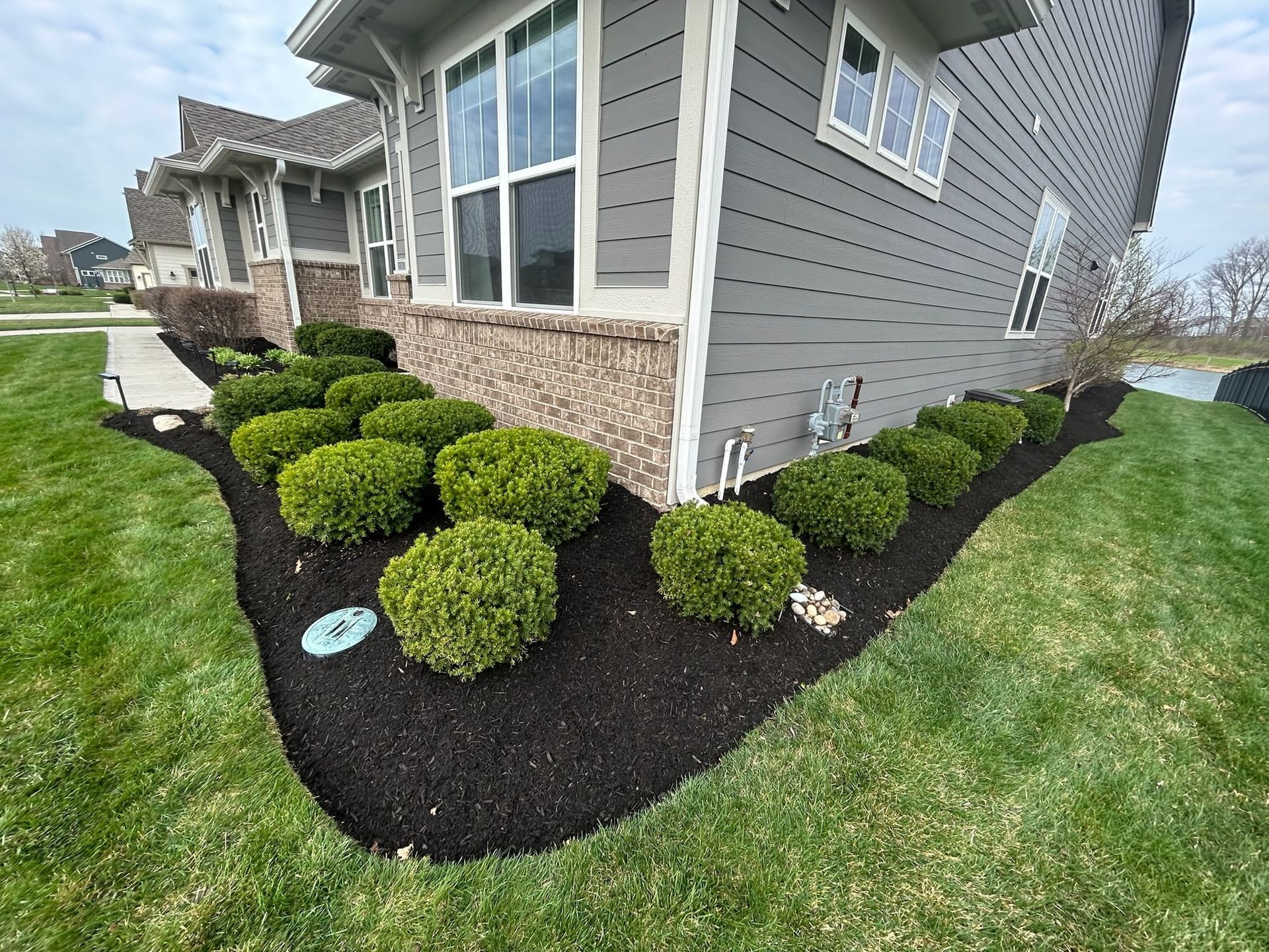 Gallery photos for Fresh Mulch and Clean Edges on a Fishers Indiana Property: Image #1
