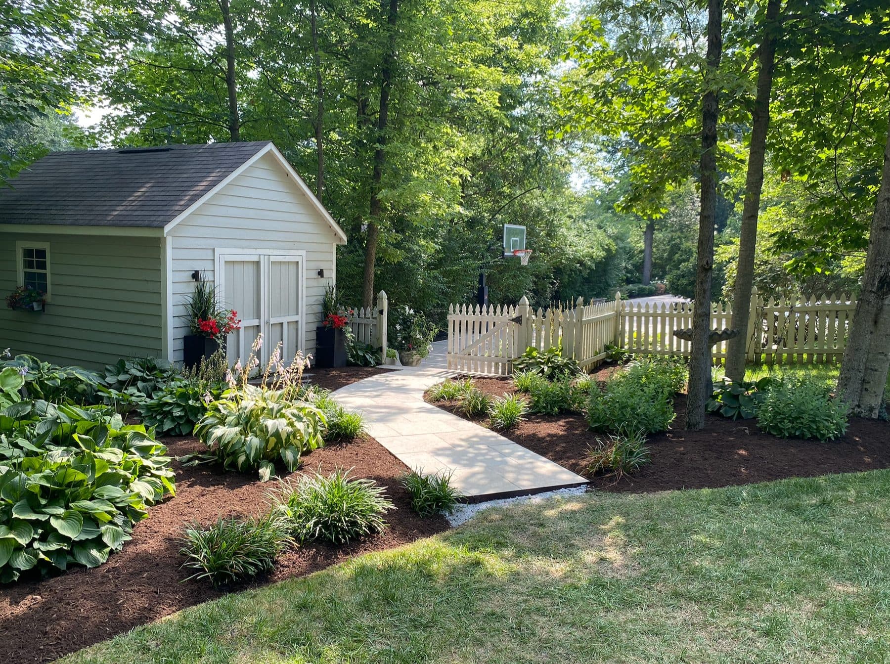 Fresh Mulch, Clean Edges, and Trimmed Beds Done Right image